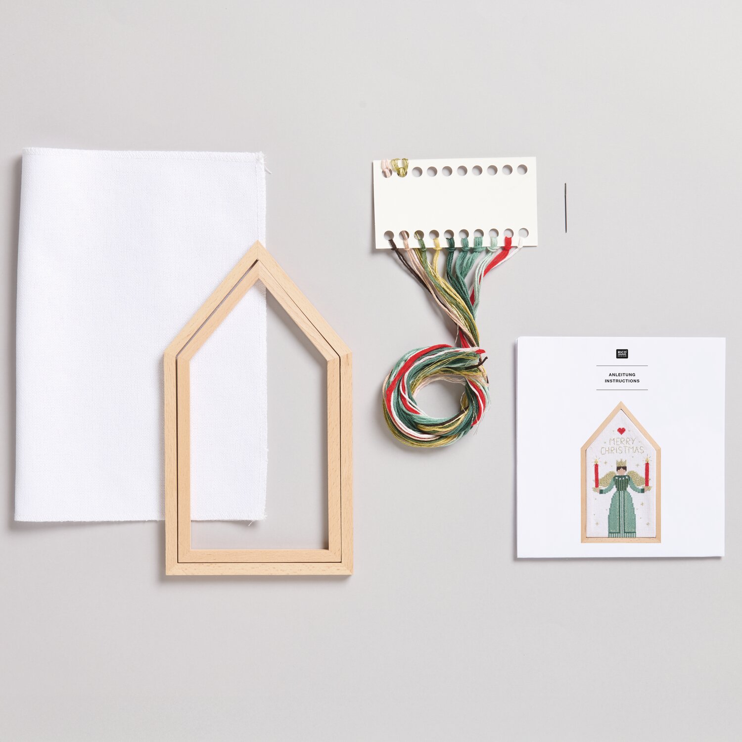 Stickpackung Engel mit Holzrahmen, Garn und Anleitung. Perfekt für kreative Handarbeiten.