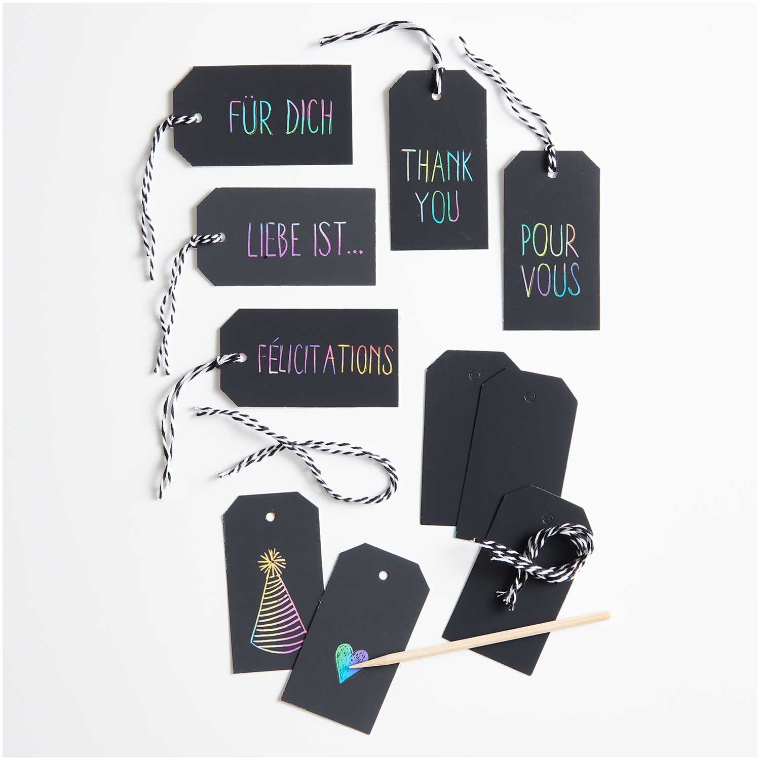 Paper Poetry Kratzpapier Anhänger 12 Stück mit Holzkratzer, schwarz, mit bunten Schriftzügen und Motiven, ideal für kreative Geschenkanhänger.