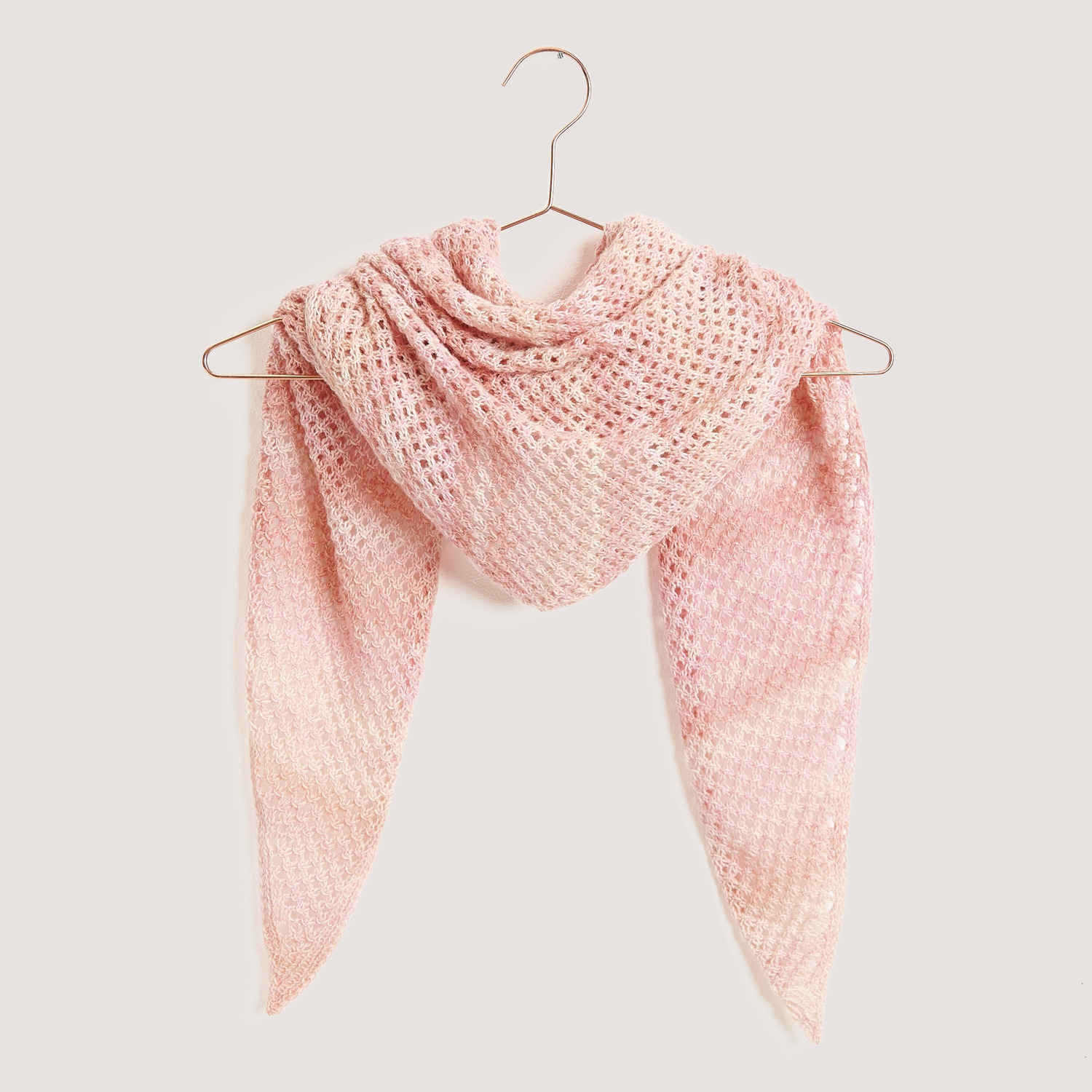 Fashion Cotton Merino Lace: Dreieckstuch in zartem Rosa von Rico Design, gehäkelt, leicht und elegant.