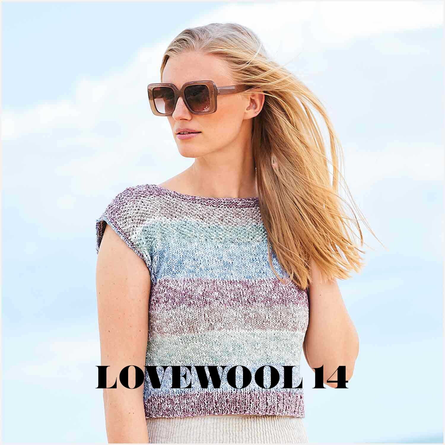 Creative Cotton Stripes dk: Frau in gestreiftem Oberteil aus Rico Design Wolle, Sommerfarben, windiges Wetter.