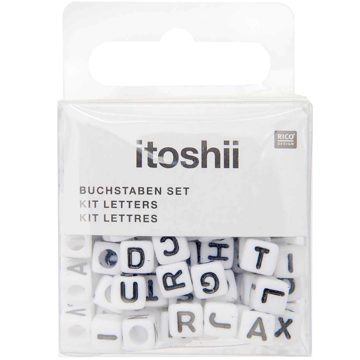 itoshii Buchstaben Mix Würfel 6x6x6mm 99 Stück: Weiße Würfel mit schwarzen Buchstaben von Rico Design in einer transparenten Verpackung.