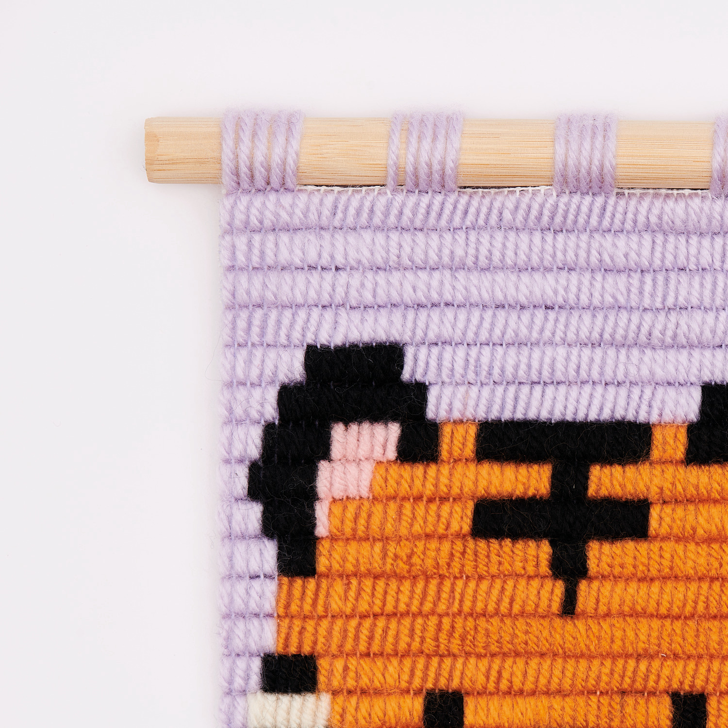 Longstitch Stickpackung Tiger zeigt ein gesticktes Tigerdesign auf lila Hintergrund, 18x30cm.