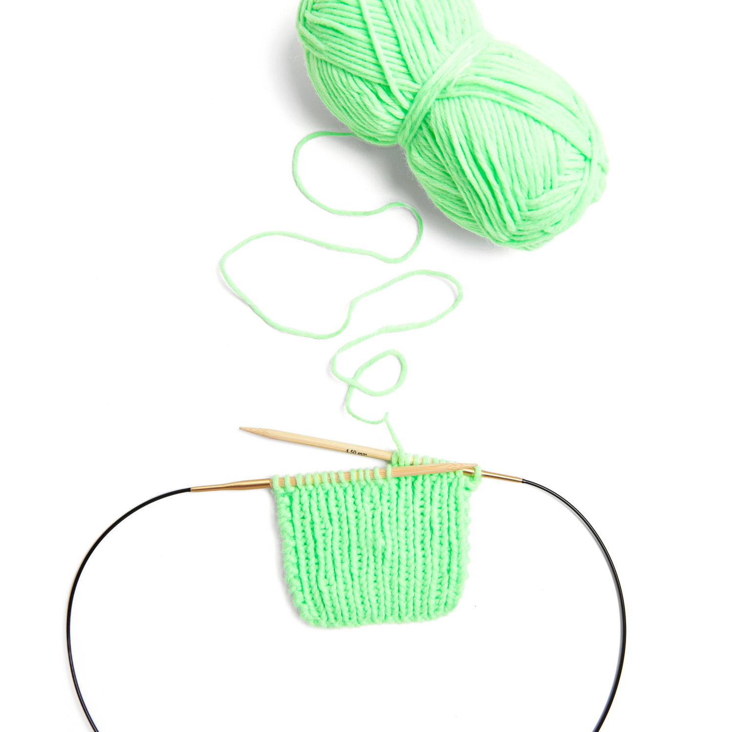 Essentials Vegan Cashmere Neon aran: Strickprojekt mit grüner Wolle von Rico Design, 50g 100m, auf Rundstricknadeln.