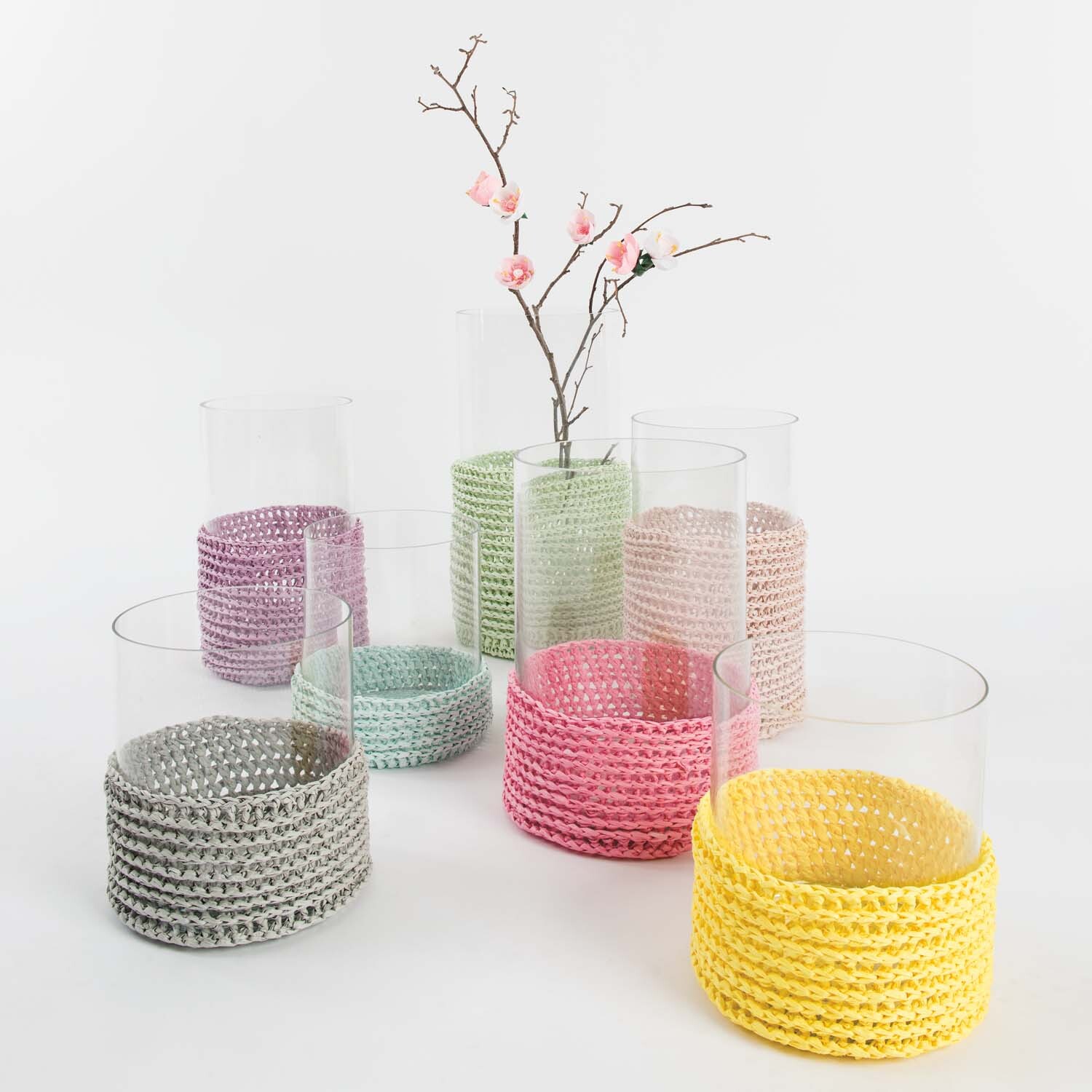 Häkelanleitung Windlichter: Bunte, gehäkelte Überzüge in Pastellfarben schmücken Glaswindlichter.