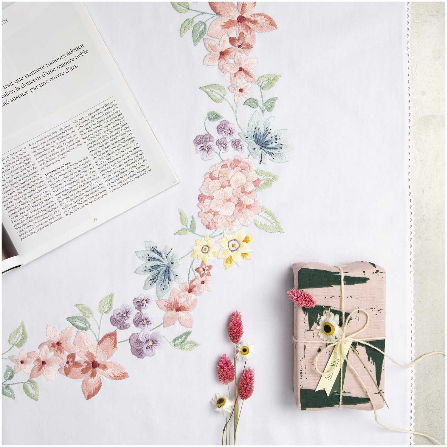 Stickpackung Tischdecke Hortensienkranz zeigt florales Design in Pastelltönen auf weißem Stoff.
