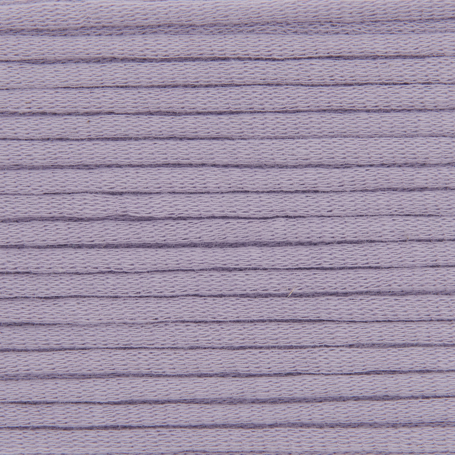 Fashion Jersey in Lavendel von Rico Design, 50g 72m. Nahaufnahme des gestrickten Stoffes in zarten Lavendeltönen.