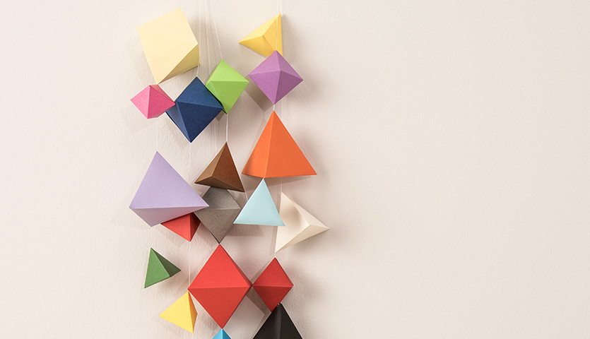 Bastelanleitung Geometrische Origami Girlanden: Detailaufnahme einer bunten Origami-Girlande in geometrischen Formen.