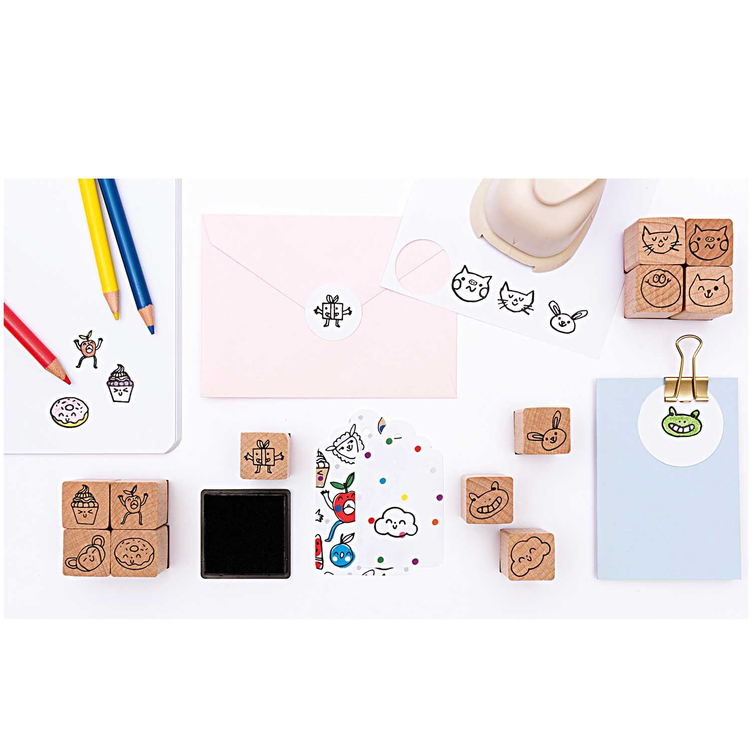 Paper Poetry Geschenkanhänger Ornament, 30 Stück. Kreative Stempel und bunte Stifte auf einem Tisch. Ideal für Bastelprojekte.