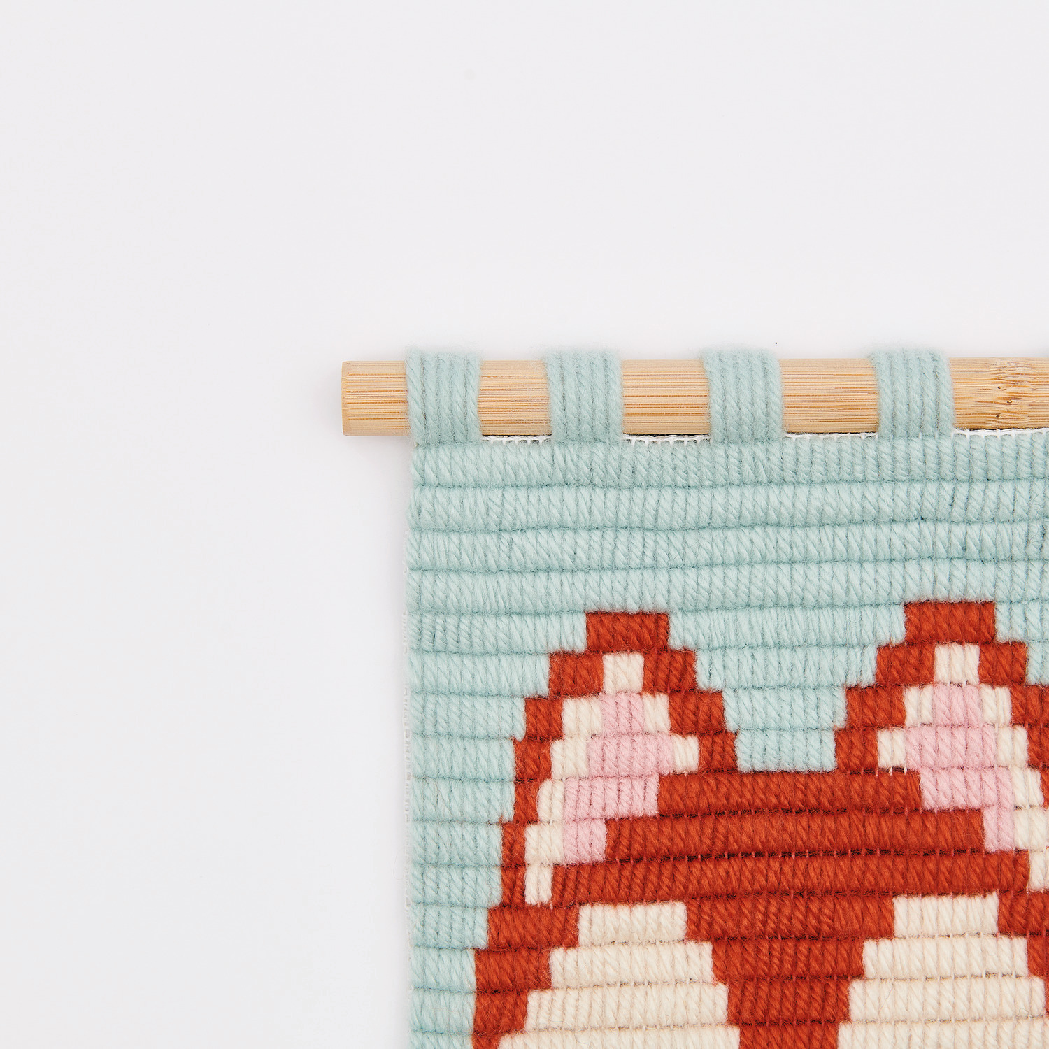 Longstitch Stickpackung Fuchs zeigt ein gesticktes Fuchsmotiv auf hellblauem Hintergrund.