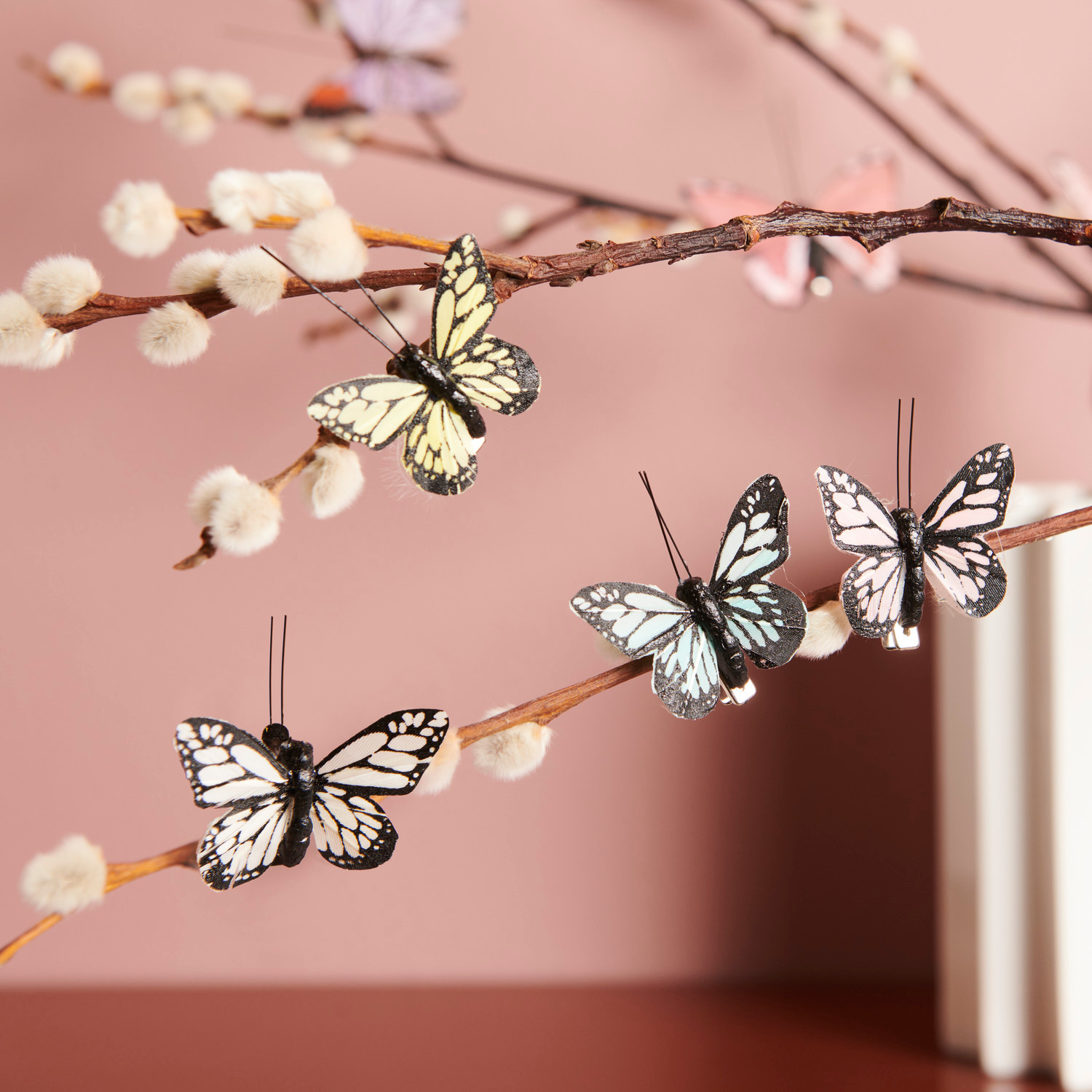 Schmetterling mit Clip Mix Bunt: Vier bunte Schmetterlinge von Rico Design, ideal für kreative Dekorationen.