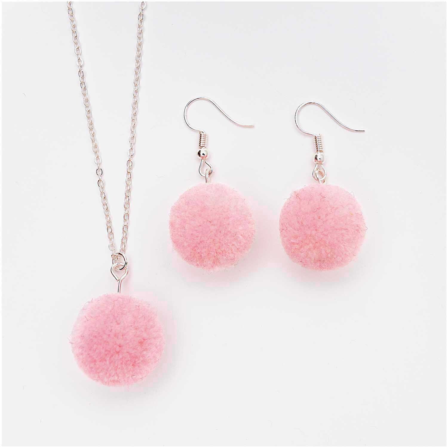 Pompons mit Öse 2cm 2 Stück: Rosa Schmuckset mit Kette und Ohrringen von Rico Design auf weißem Hintergrund.