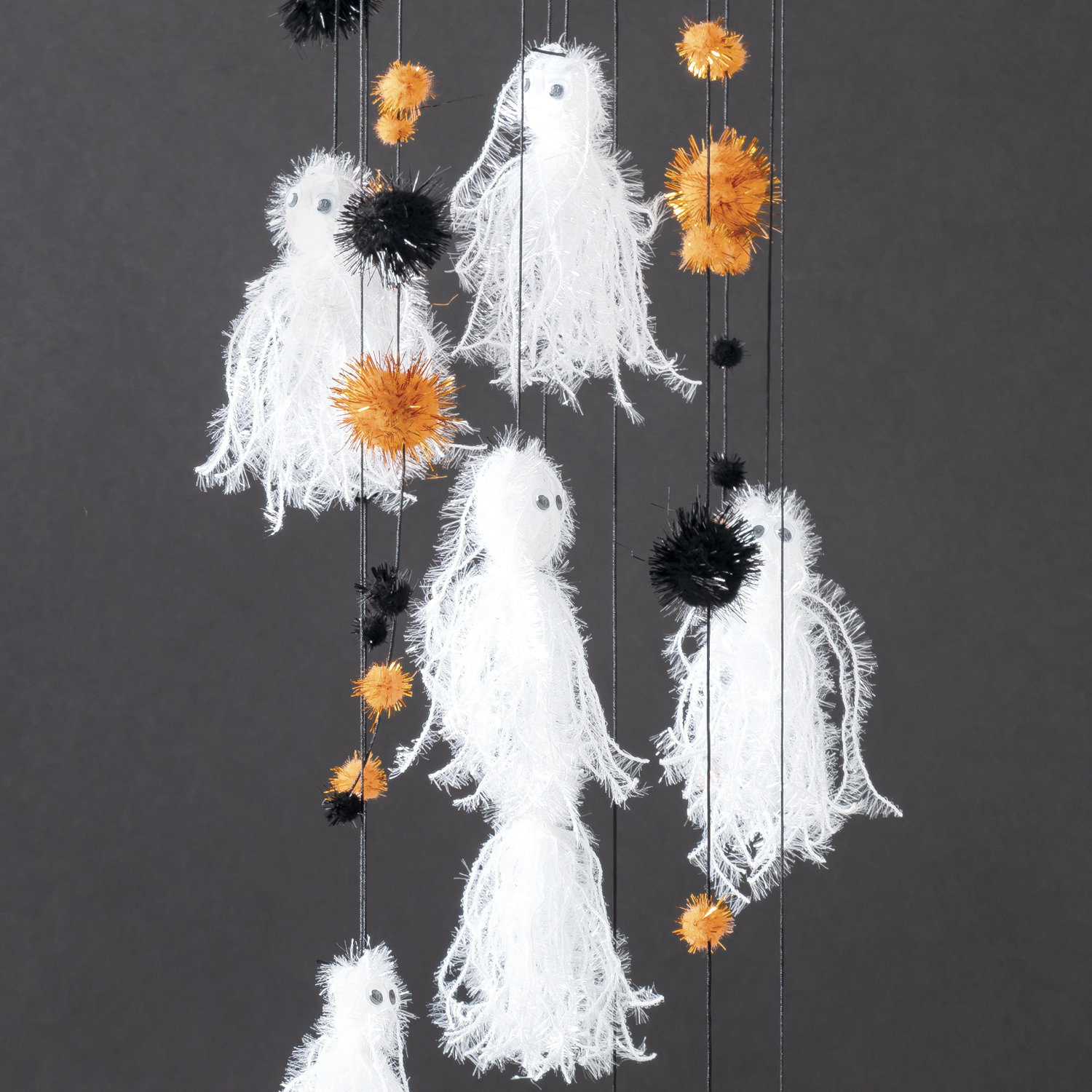 Bastelanleitung Gespenstermobile mit Pompons von Rico Design