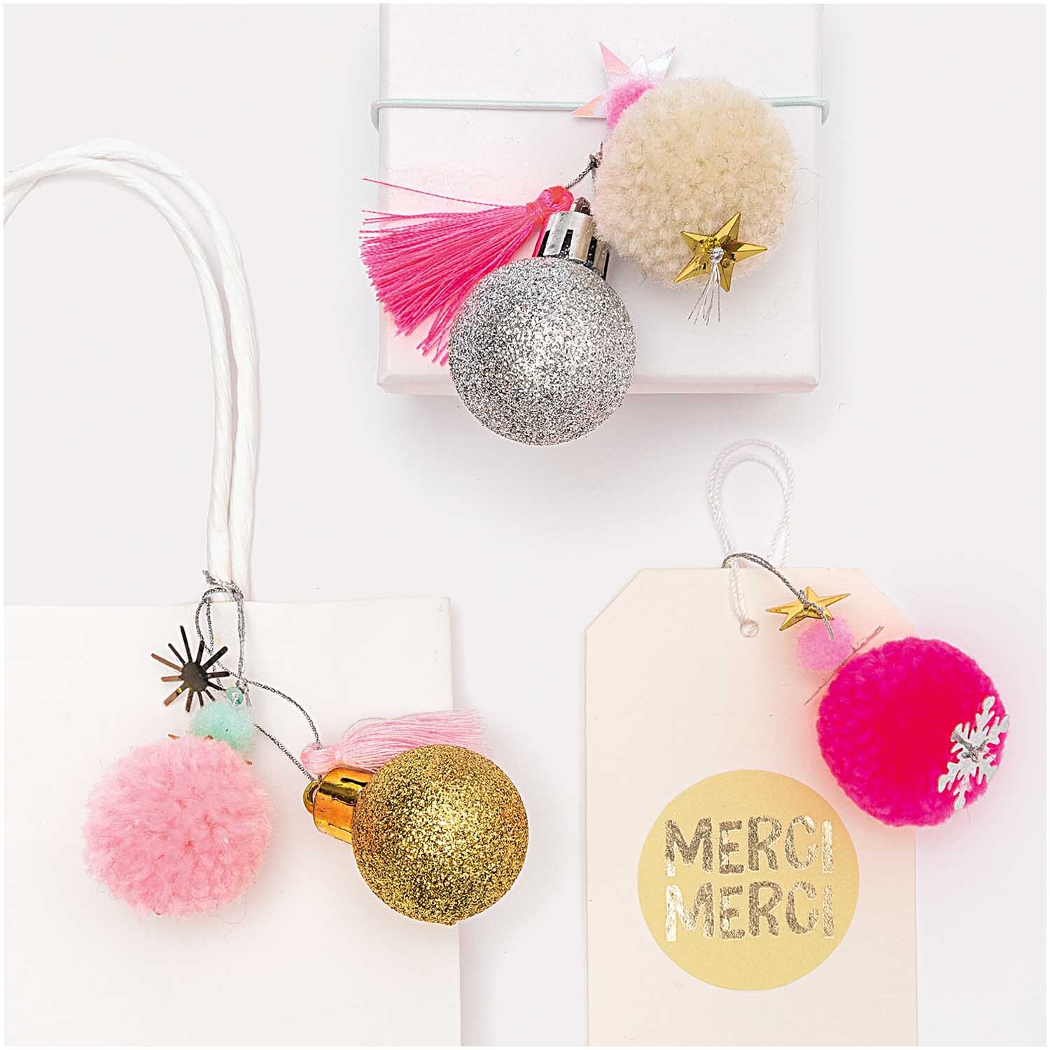 Pompon- und Kugel-Anhänger neon-pastell 6 Stück, mehrfarbig, dekorativ auf Geschenktüten arrangiert.