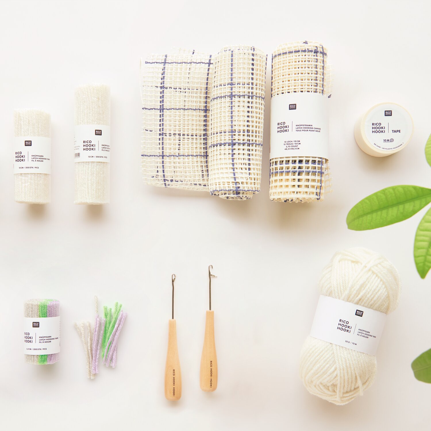 Rico Hooki Hooki: Häkelnadeln und Zubehör von Rico Design auf einem Tisch arrangiert, mit Garn und Stoffen.