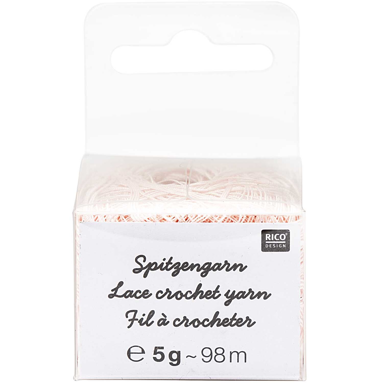Spitzengarn in Puder von Rico Design, 5g 98m, in einer transparenten Verpackung mit Etikett.