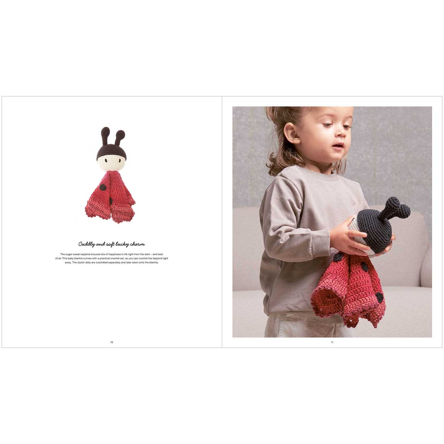 Ricorumi Baby Blankies: Kind hält ein rotes Kuscheltuch in Marienkäferform von Rico Design.
