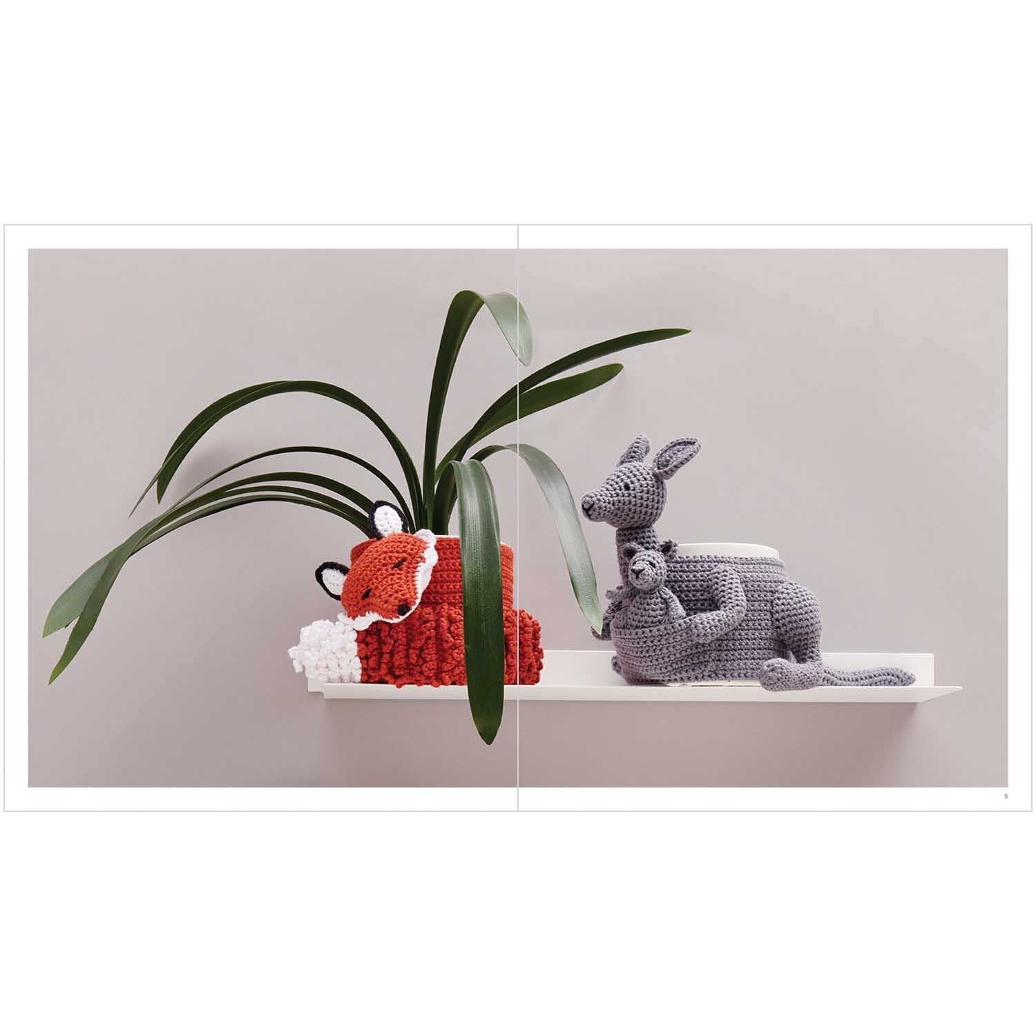 Animal Pot Covers: Gehäkelte Tier-Überzüge von Rico Design auf einem Regal, ein Fuchs und ein Känguru.