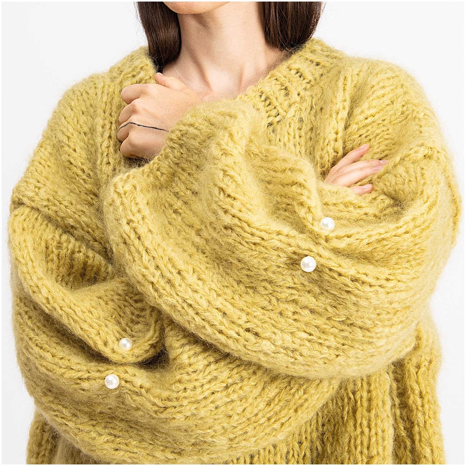 Zwei-Perlen-Pin 48mm 1 Stück: Frau trägt gelben Strickpullover mit perlweißen Pins von Rico Design.