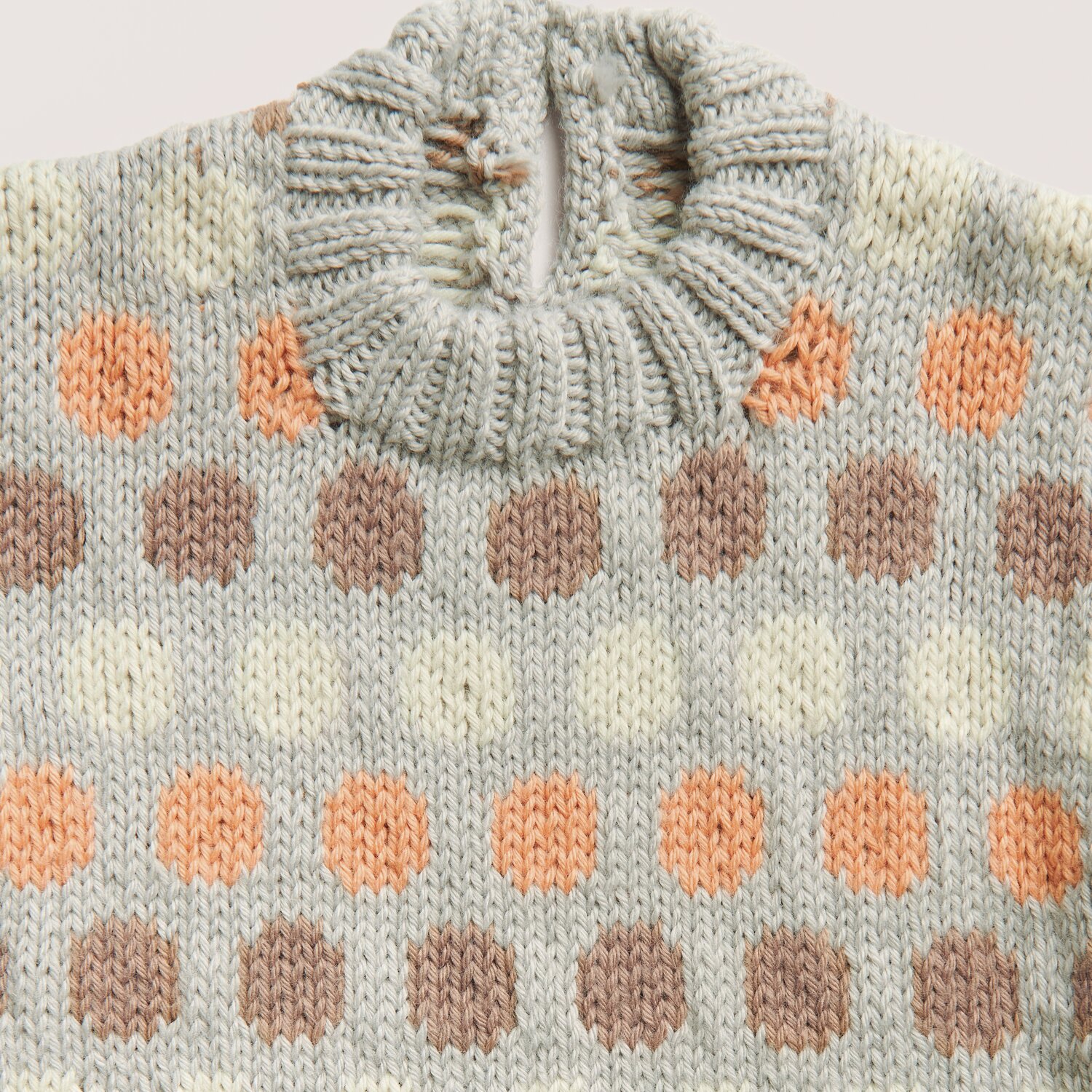 Rico Baby 042 Pullover mit Punktmuster in Apricot, Nougat und Salbei. Weicher Strick für Babys.