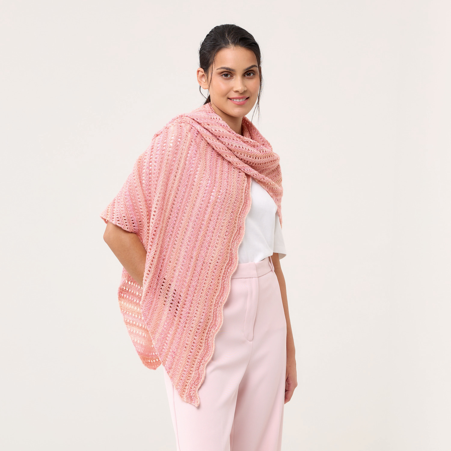 Strickset Dreieckstuch Modell 06 in Rosa, getragen von einer Frau, elegant drapiert über Schultern.
