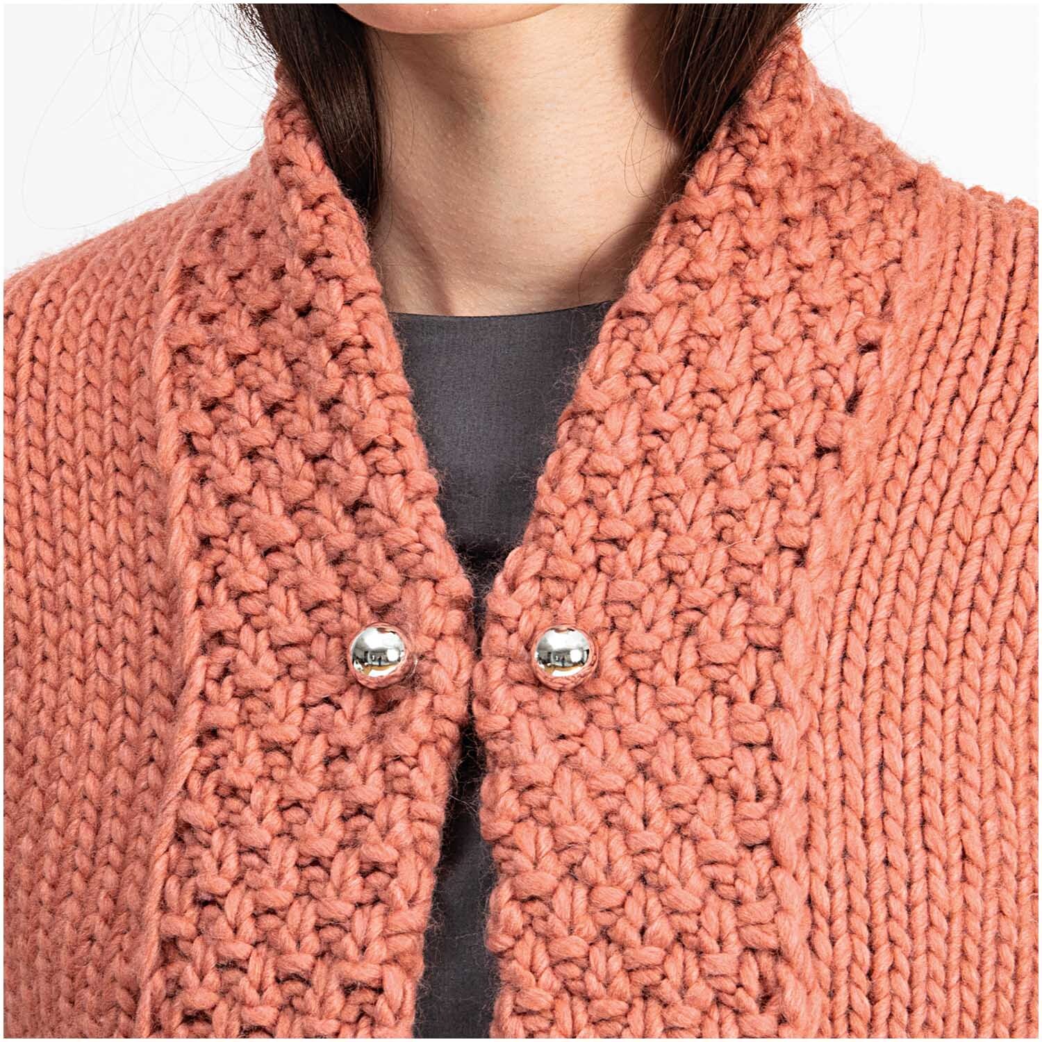 Zwei-Perlen-Pin 65mm von Rico Design an einem gestrickten, korallenfarbenen Cardigan befestigt.