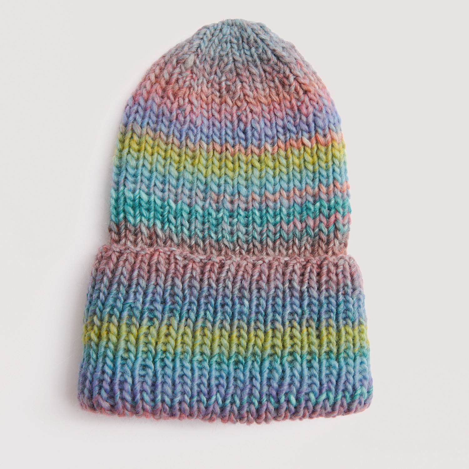 Bunte Mütze auf grauem Hintergrund – zum Strickset