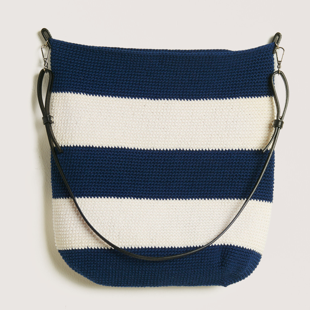Gestreifte Tasche auf grauem Hintergrund – zum Häkelset