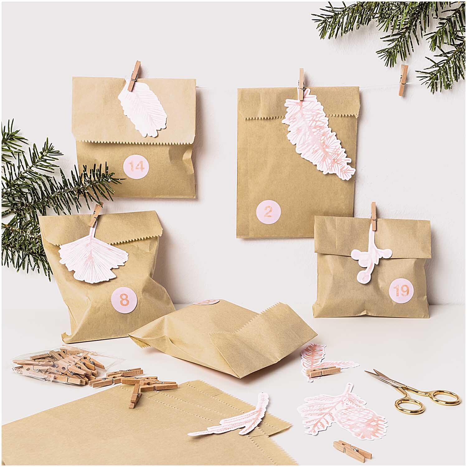Paper Poetry Papieranhänger Nostalgic Christmas: Dekorative Anhänger in Roségold mit Zweigen, ideal für festliche Verpackungen.