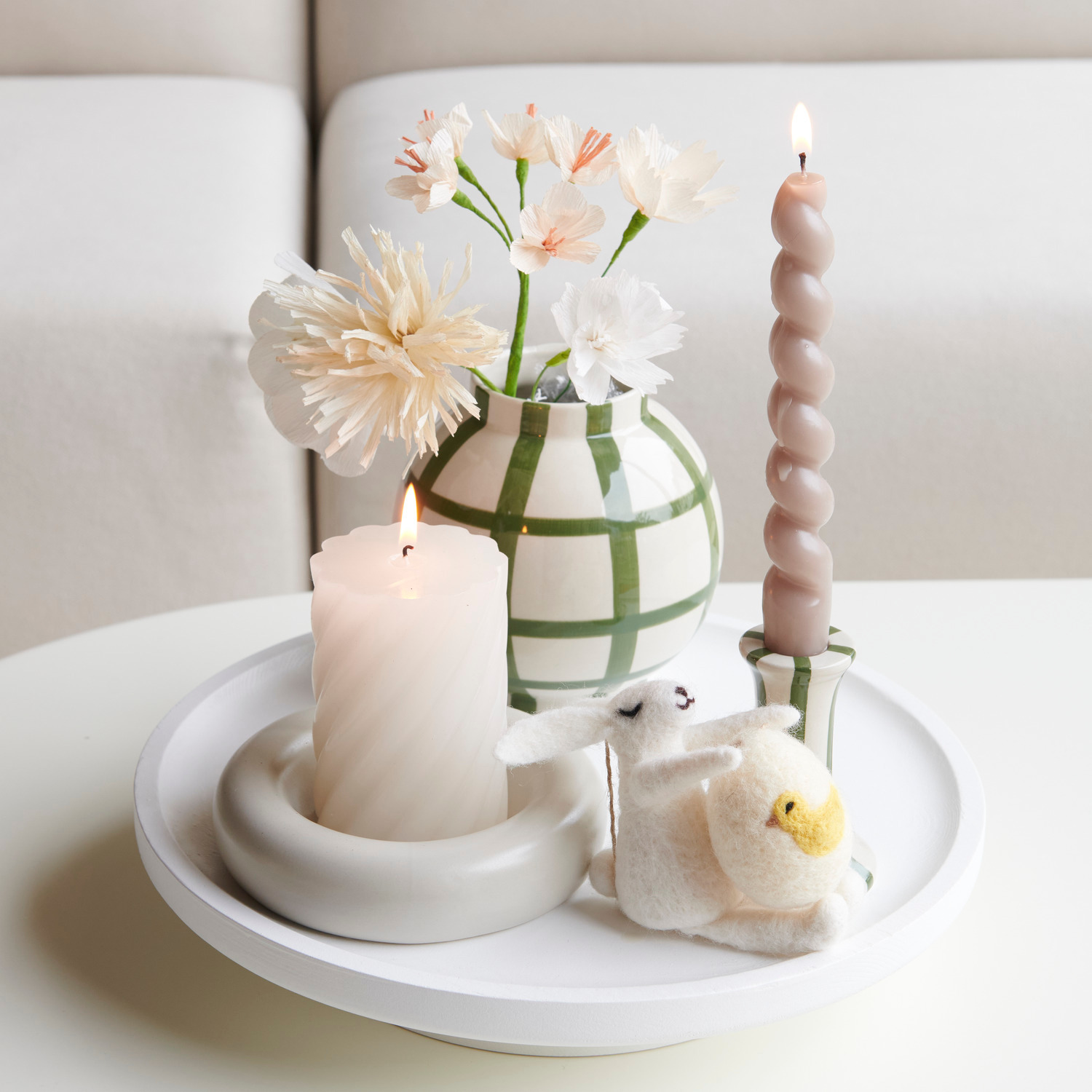 Porzellan Kerzenhalter Grün gestreift mit Vase und Papierblumen auf rundem Holztablett, dekoriert mit Spiralkerze und Filzhänger Hase.