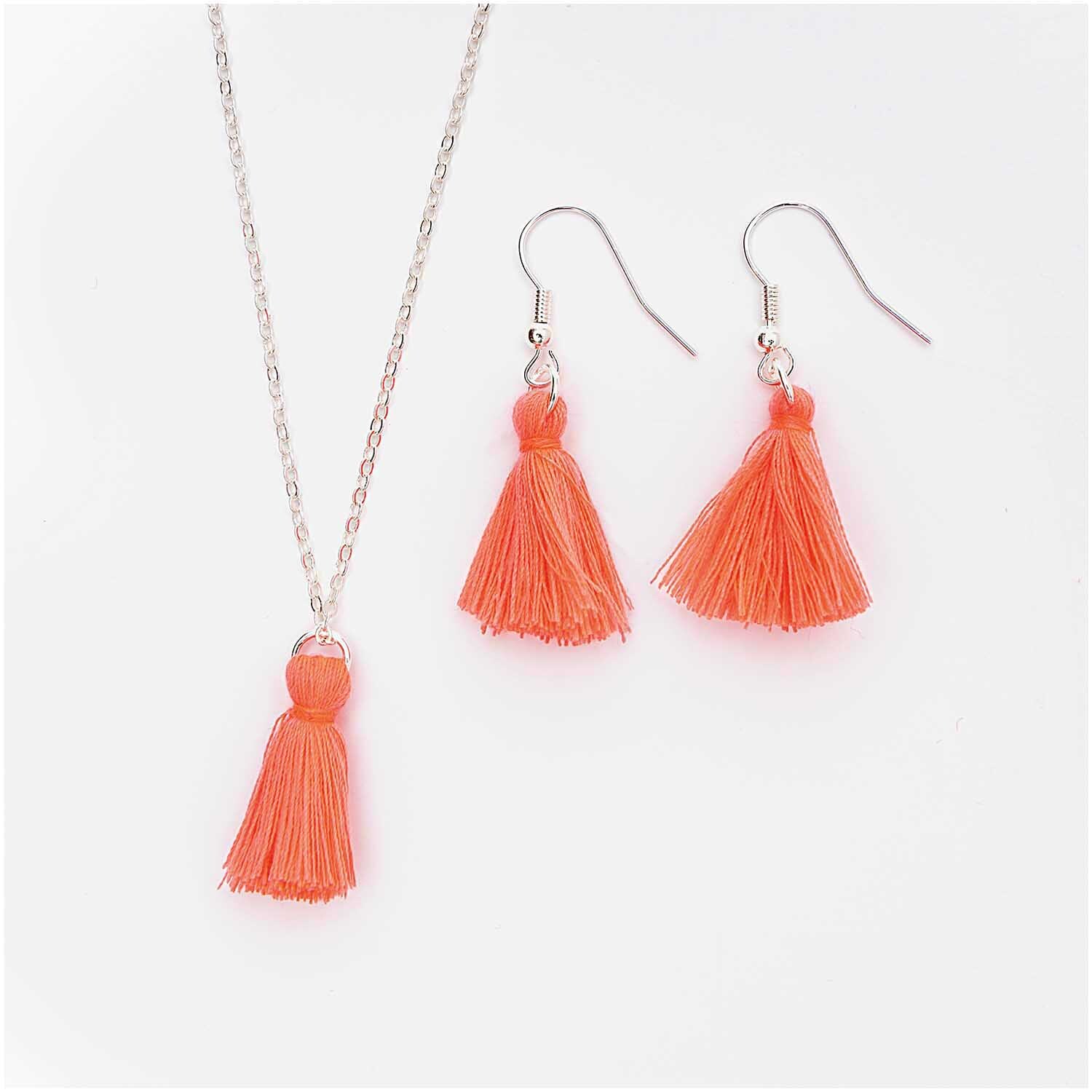 Quasten mit Öse 2,2cm 2 Stück in Neon-Rot, bestehend aus einer Halskette und Ohrringen von Rico Design.