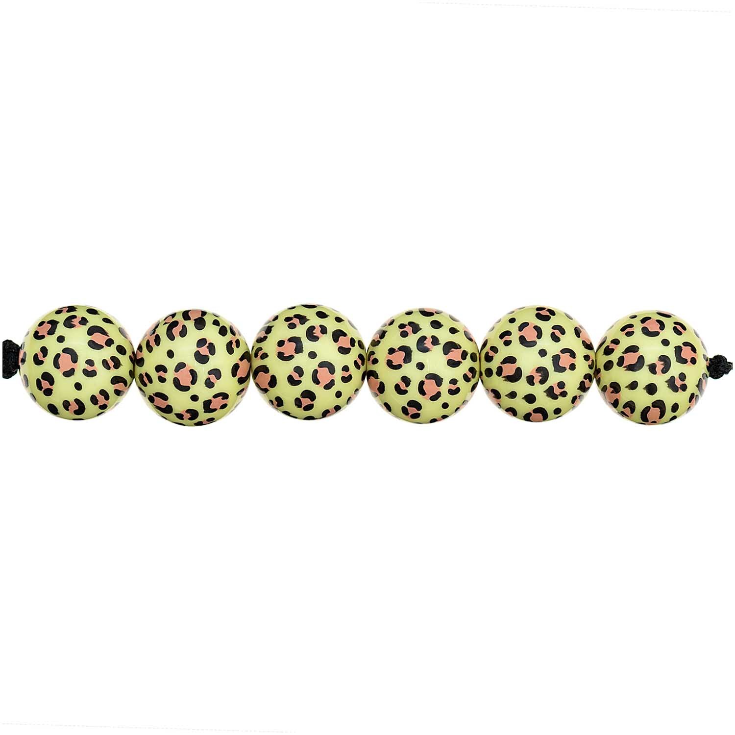 Perlen Acid Leo 16mm 6 Stück, gelb mit Leopardenmuster, von Rico Design, aufgereiht in einer Linie.