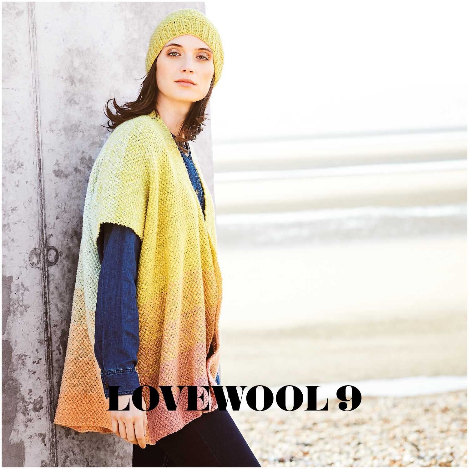 Creative Wool Dégradé Super6: Frau trägt gestricktes Set in Lachs-Grün von Rico Design am Strand.