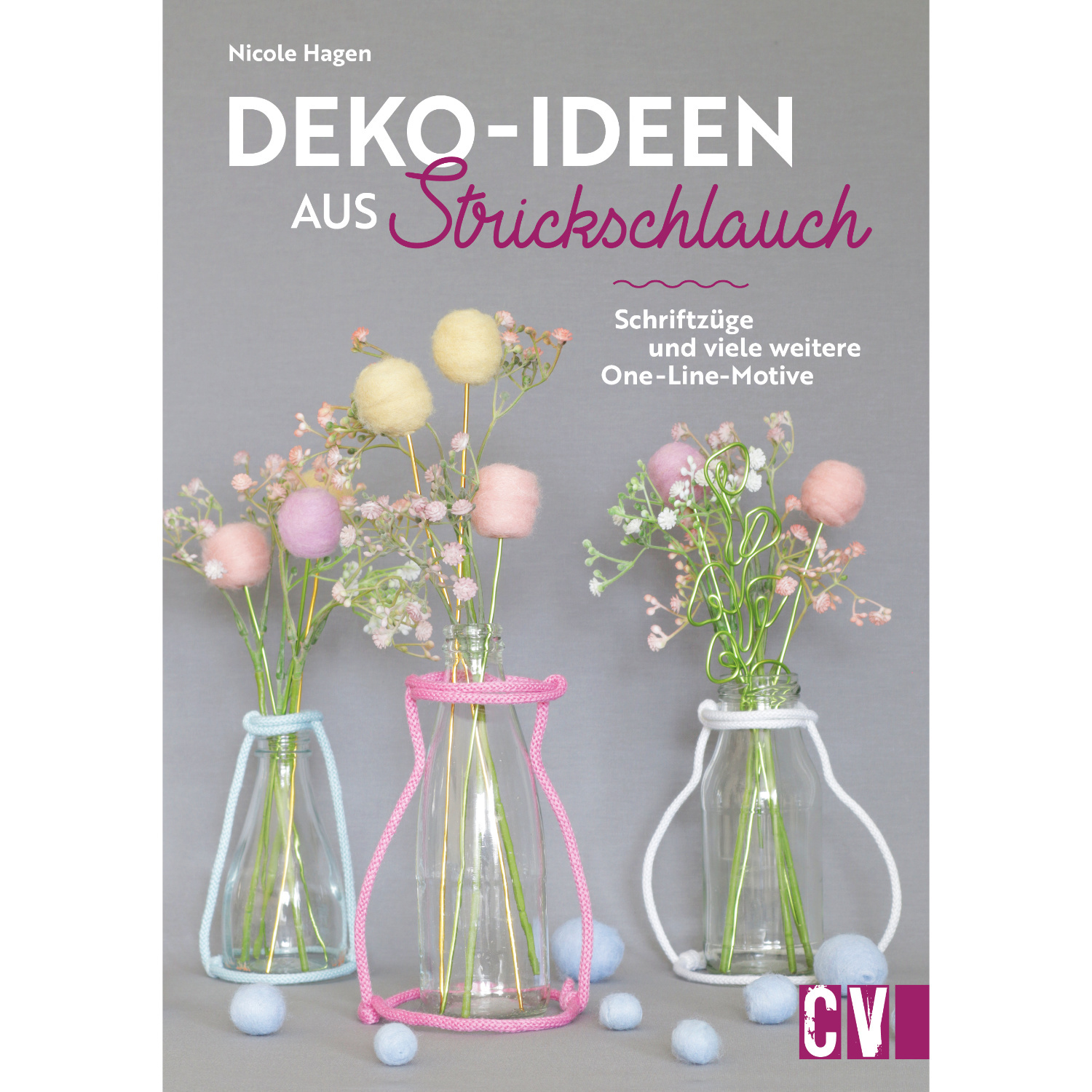 Deko-Ideen aus Strickschlauch: Drei Vasen mit bunten Strickschläuchen und Blumenarrangements.