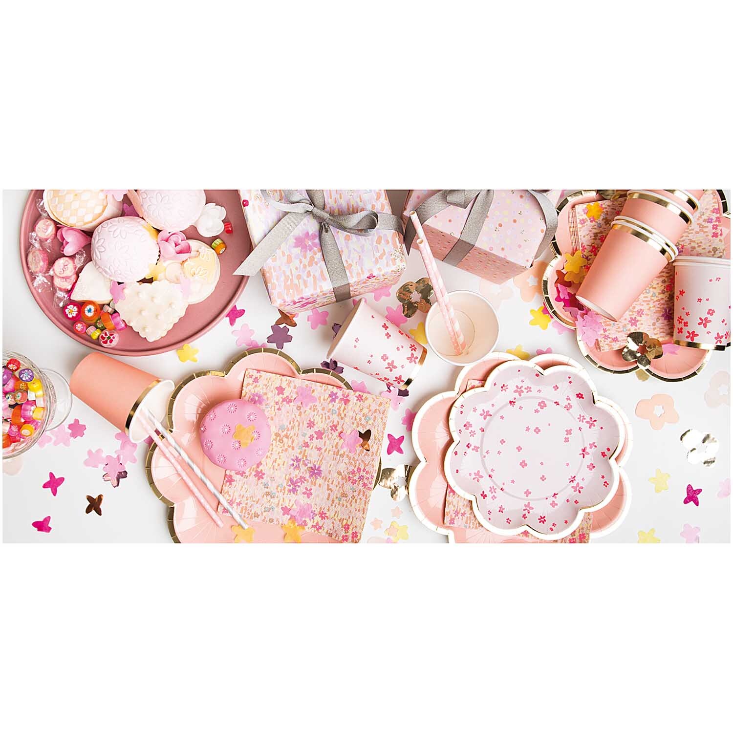Servietten Crafted Nature Blumenwiese in Rosa, dekoriert mit Geschirr und Süßigkeiten auf einem Tisch.