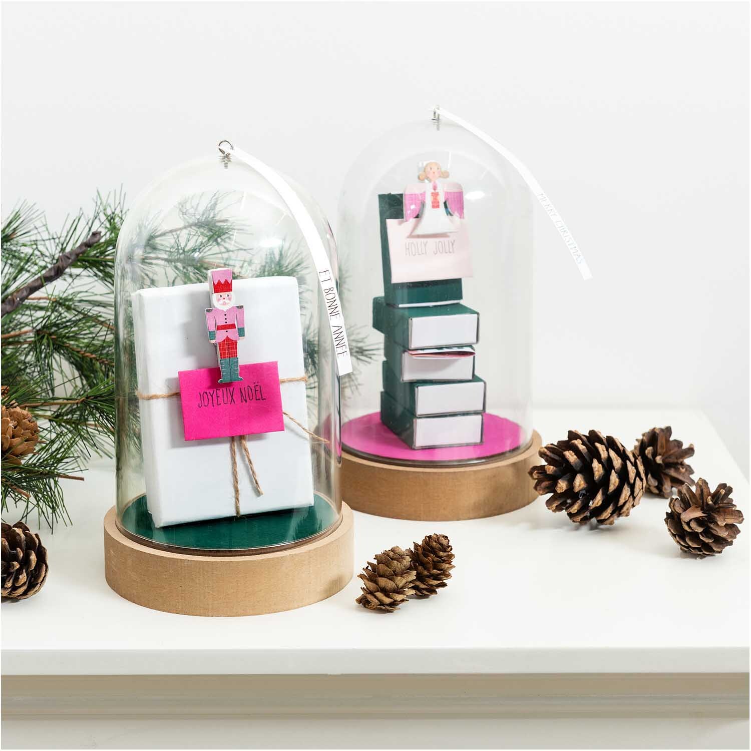 Dekohaube mit Sockel 10x20cm Gr. L von Rico Design, zeigt Geschenke unter Glas mit Tannenzapfen.