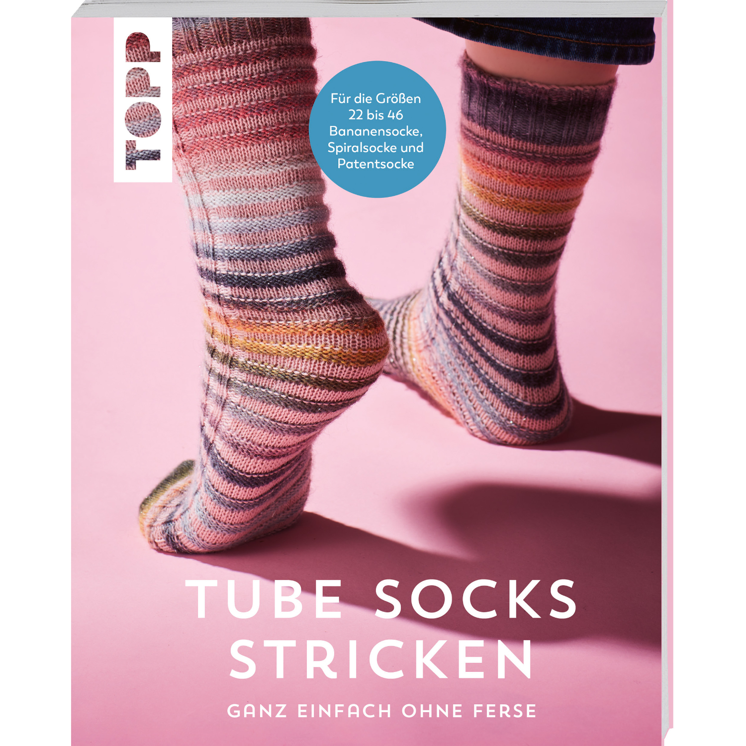 Tube Socks stricken: Buchcover mit gestrickten Socken in bunten Streifen auf rosa Hintergrund. Marke TOPP.