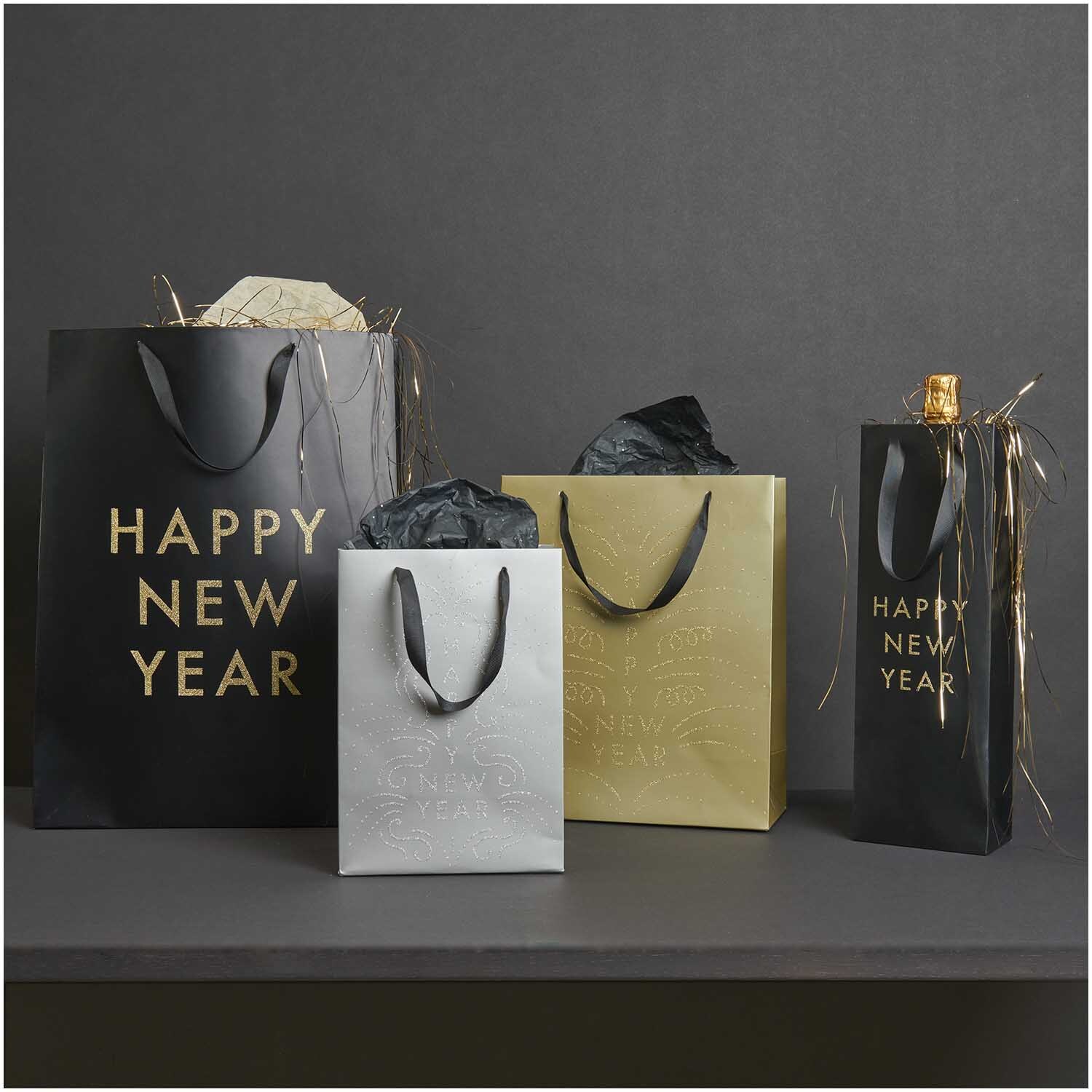 Paper Poetry Geschenktüte in Gold mit "Happy New Year"-Aufdruck, ideal für festliche Anlässe.