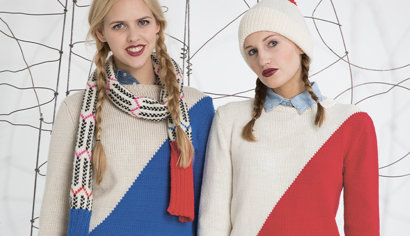 Strickanleitung zweifarbiger Pullover: Zwei Frauen tragen gestrickte Pullover in Blau und Rot mit Zopfmuster.