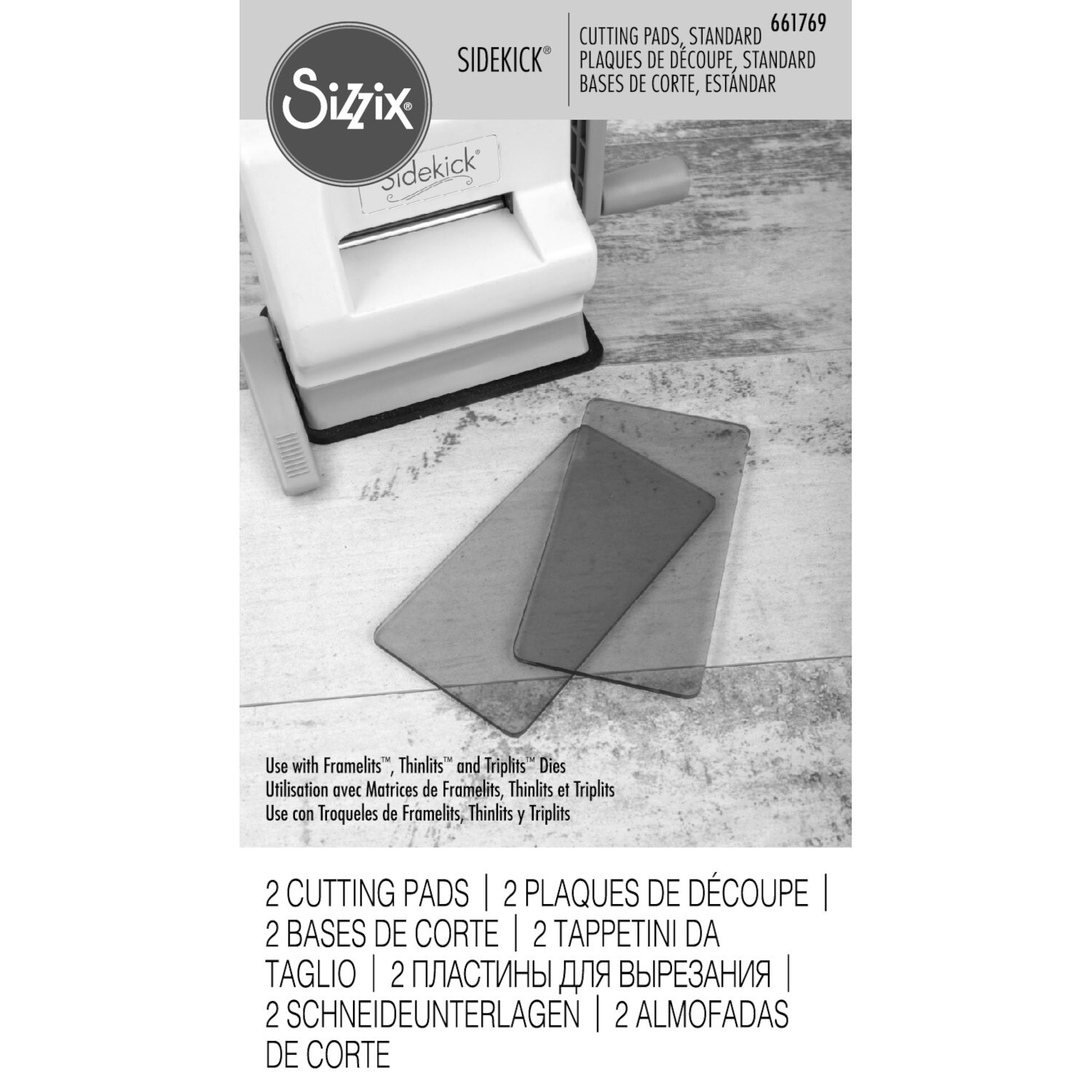 Sidekick Accessory Cutting Pads, 2 Stück, grün, von Sizzix. Schneideunterlagen auf Holztisch.