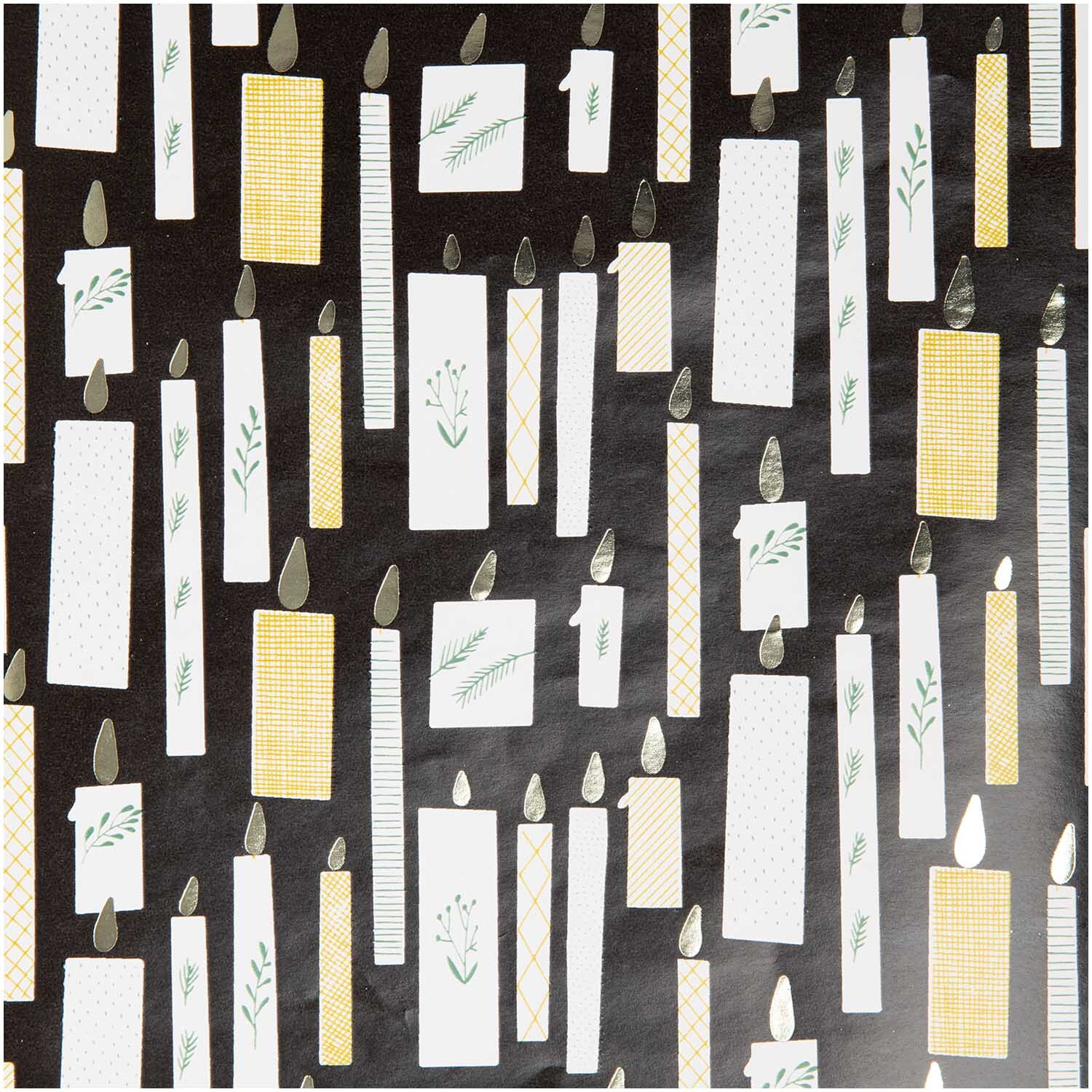 Paper Poetry Geschenkpapier mit nostalgischen Kerzenmotiven auf schwarzem Hintergrund von Rico Design.