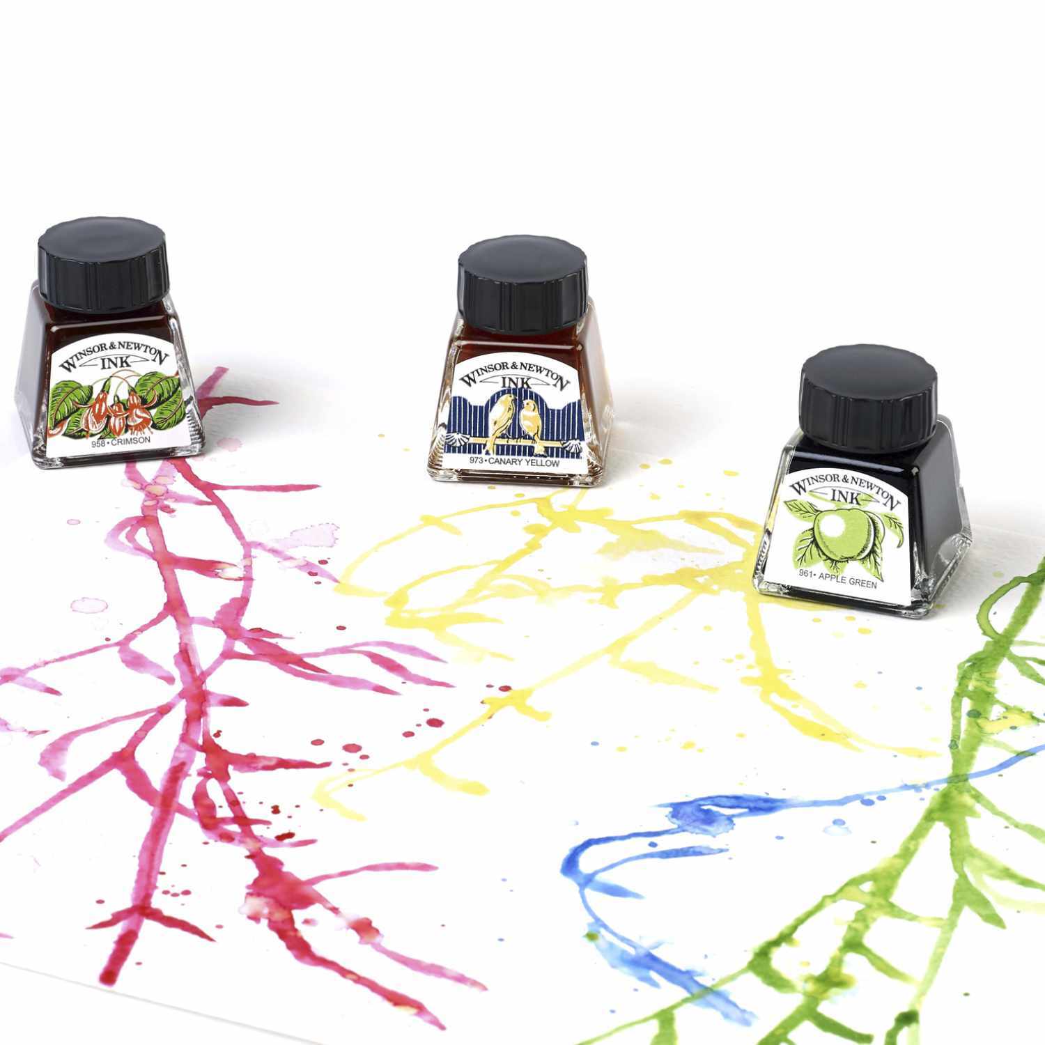 Zeichentusche 14ml von Winsor & Newton in verschiedenen Farben auf Papier mit bunten Linien.