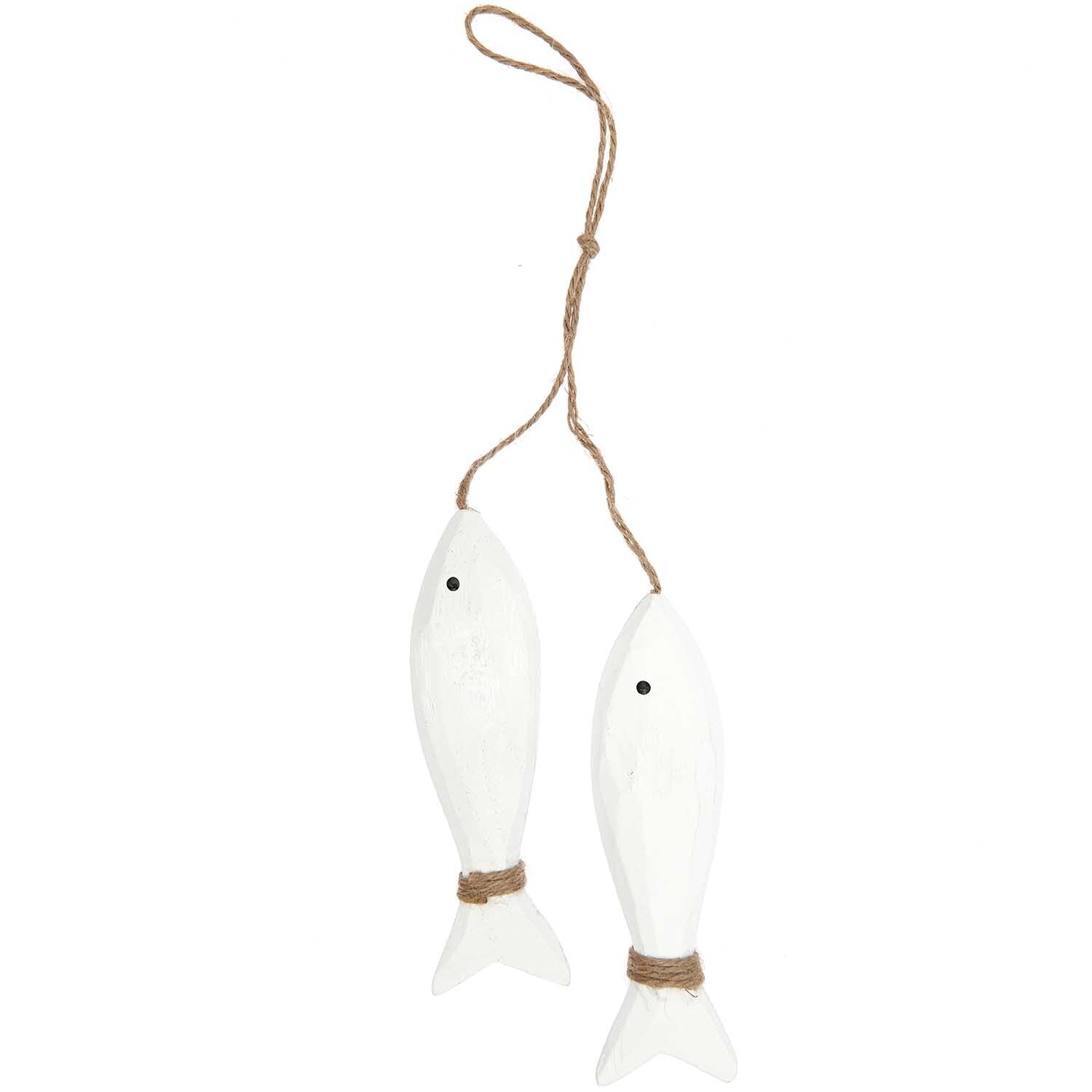 Holzhänger Fische mit Juteband, dekorative weiße Holzfische von Rico Design, ideal für maritimes Ambiente.