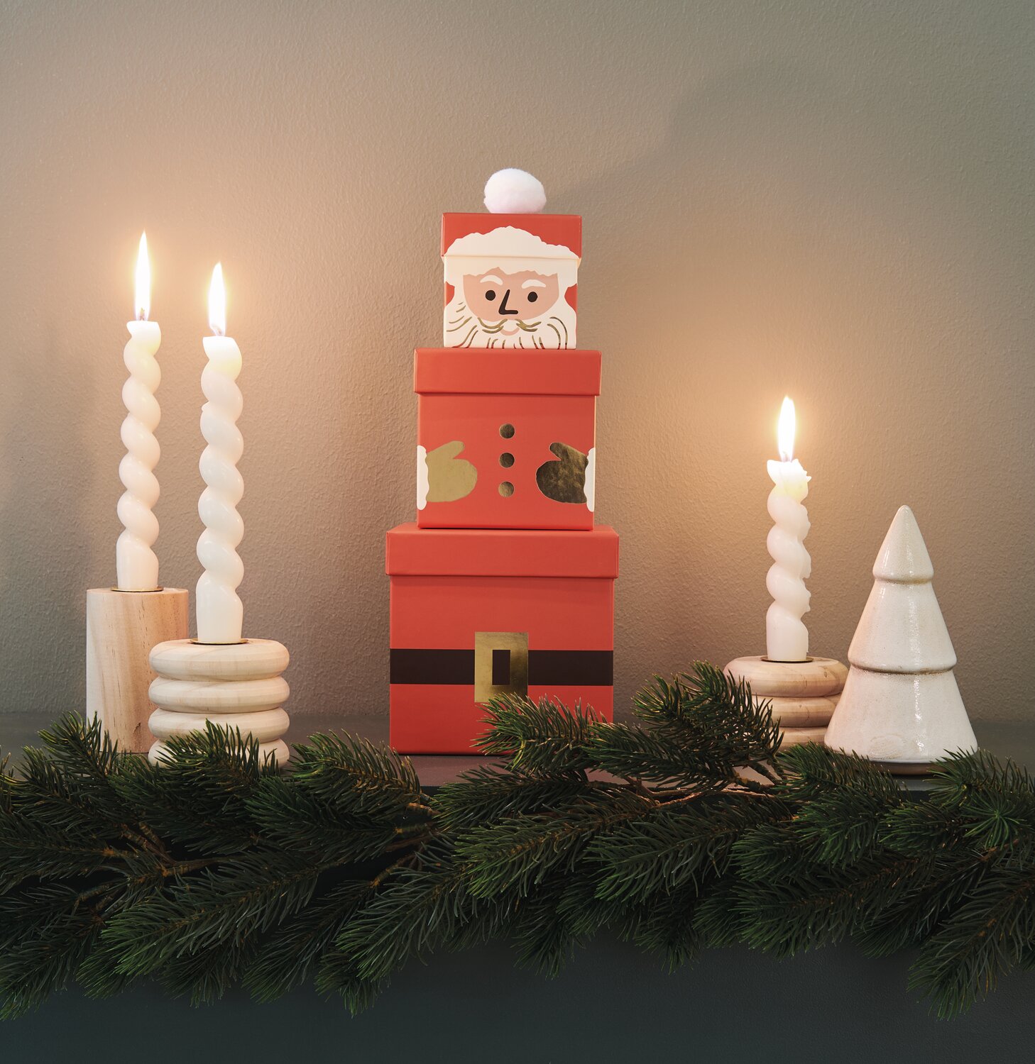 Geschenkboxen-Set Weihnachtsmann, 4-teilig, mit Kerzen und Tannenzweigen dekoriert, ideal für festliche Anlässe.