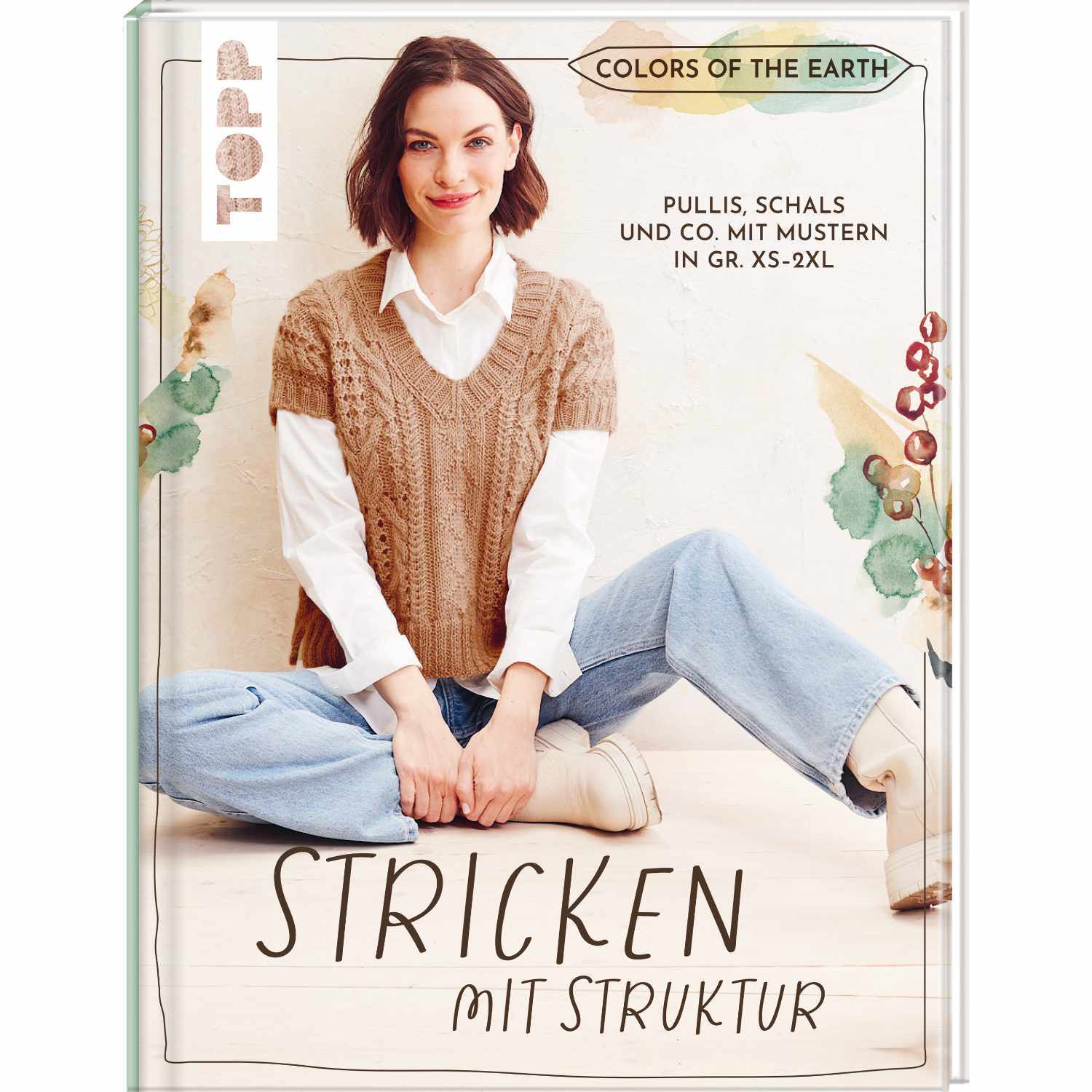 Stricken mit Struktur: Frau in beigem Strickpullover und Jeans sitzt lächelnd vor einem Buchcover.