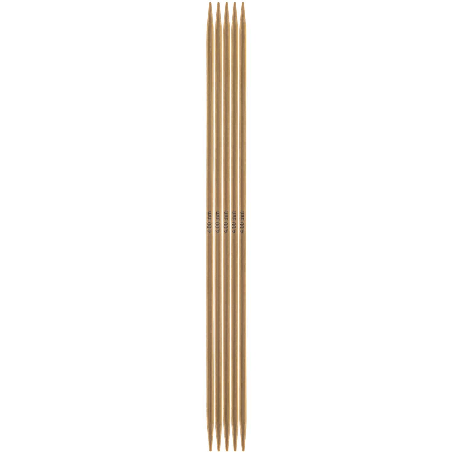 Nadelspiel 20cm Bambus von Rico Design, bestehend aus fünf glatten, hellbraunen Stricknadeln.