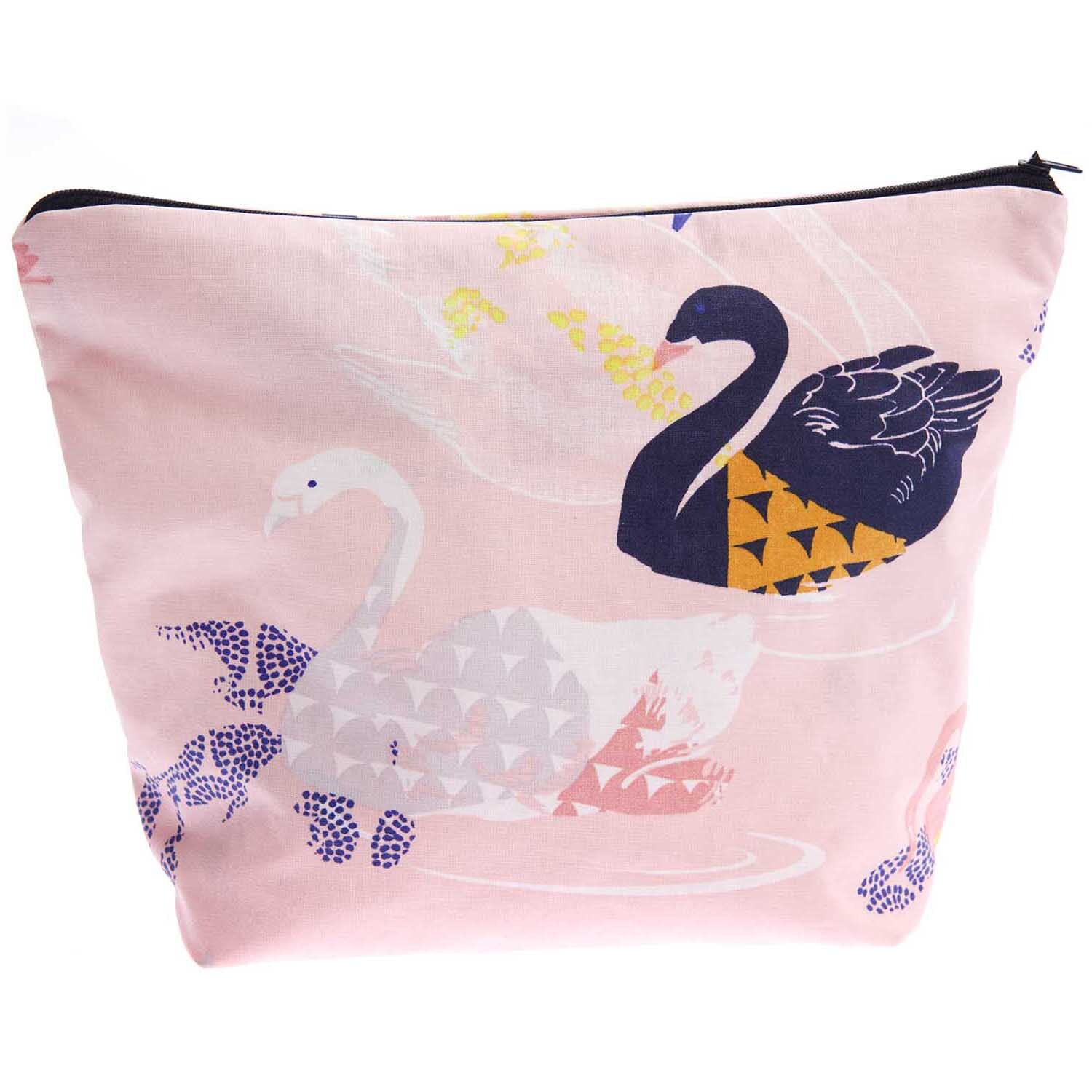 Kosmetiktasche Okina Hana zeigt elegante Schwäne auf rosa Hintergrund, ideal für stilvolle Aufbewahrung.