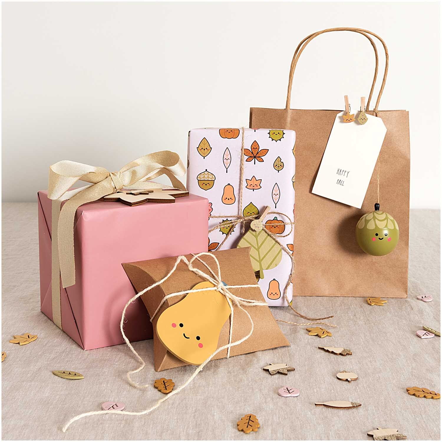 Holzanhänger Kürbis orange 5,7x9cm von Rico Design auf Geschenkverpackungen mit herbstlichen Motiven.