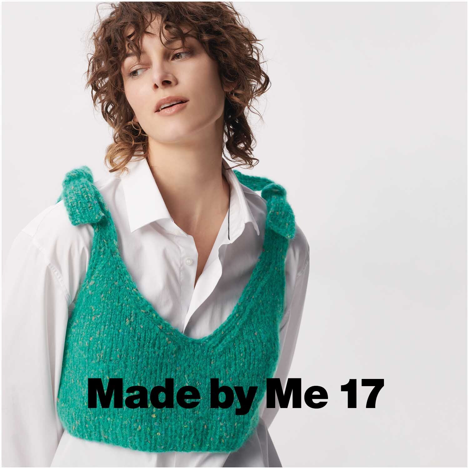Fashion Alpaca Sparks Joy: Frau trägt smaragdgrünes Rico Design Stricktop über weißer Bluse.