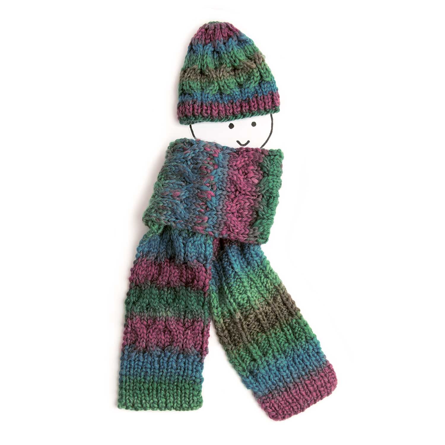 Strickanleitung Zopfmütze und Zopfschal aus Creative Glühwürmchen Print: Bunte Mütze und Schal in Zopfmuster, gestrickt in lebendigen Farben.