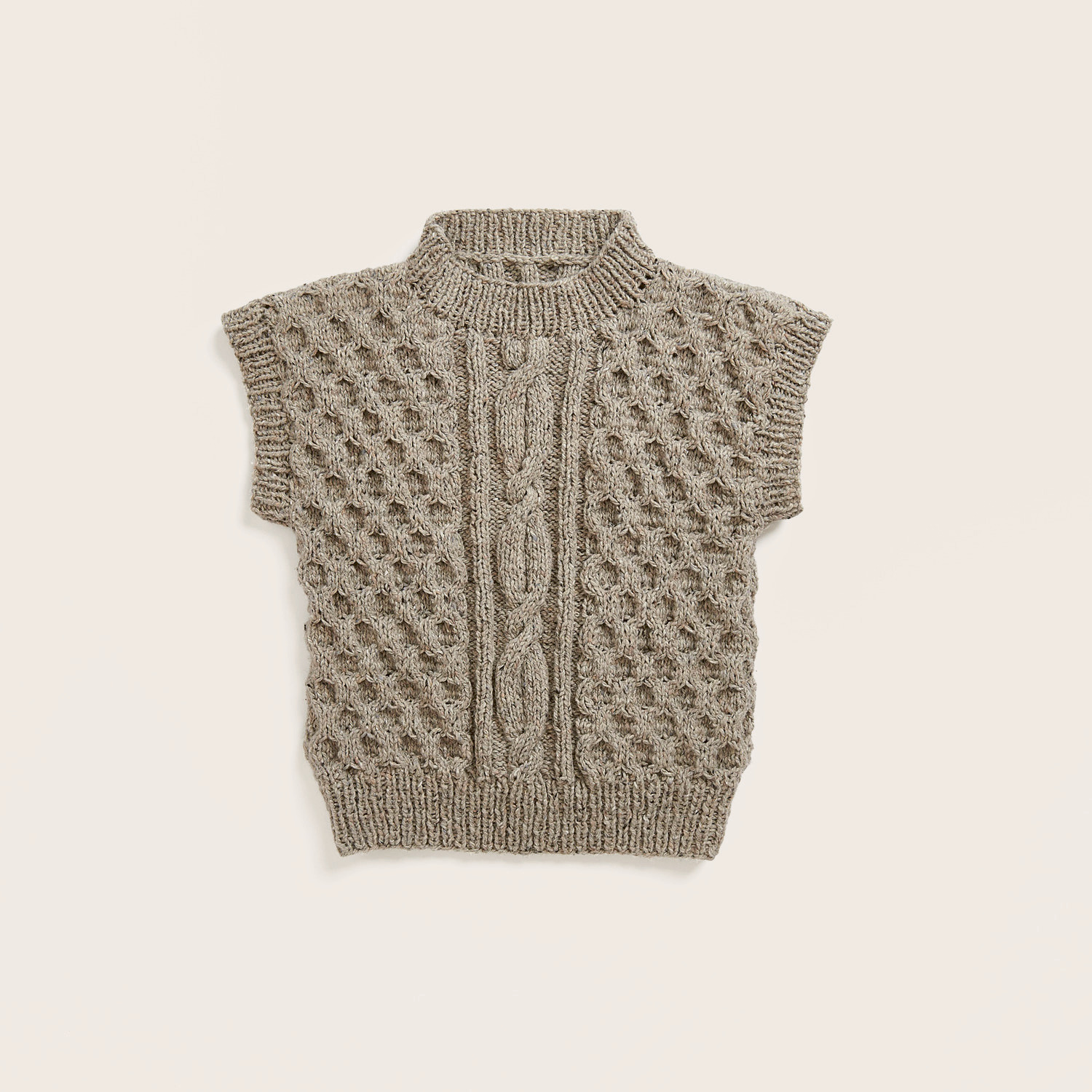Strickset Kinderpullunder Modell 26 in Naturfarbe mit Zopfmuster, ideal für Trachtenmode.